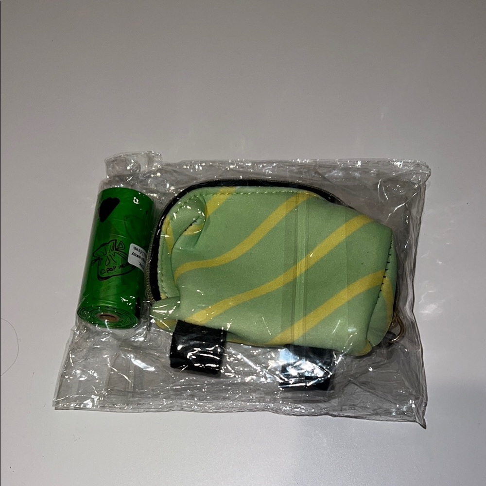 NIB Dog waste Bag Zippered Pouch dispenser portable leash pouch with bags